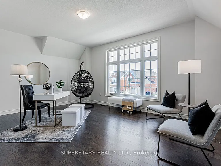 11 Empire Dr — Photo 23
