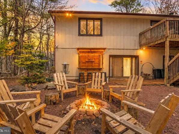 70 Pineknoll Dr, Lake Harmony, PA 18624