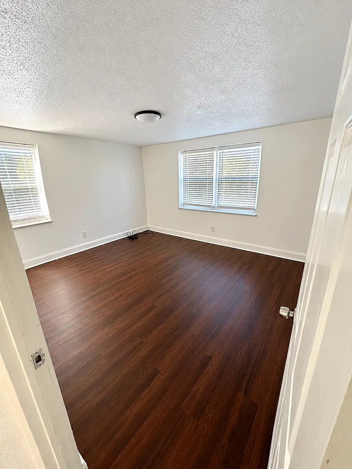 3 bed, 1.5 bath, 1200 sqft, $1,250 — Photo 3