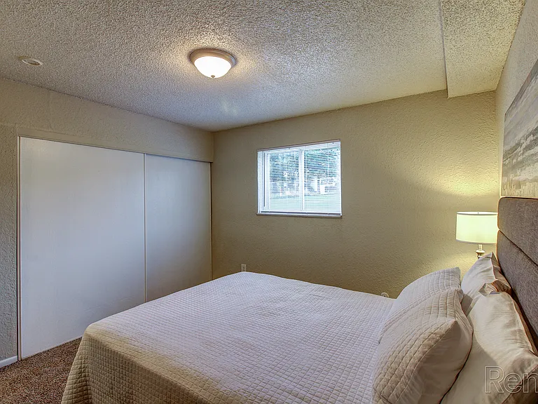 Crossroads Village Apartments — Photo 39