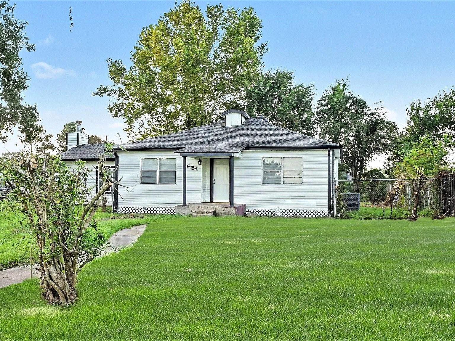 3 bed, 2.0 bath, 1942 sqft, $1,850 — Photo 2