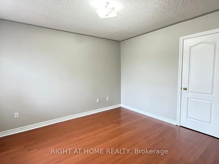 28 Laurentide Cres — Photo 25