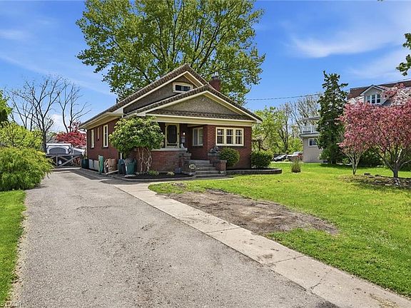 3rd image of 392 Queenston St