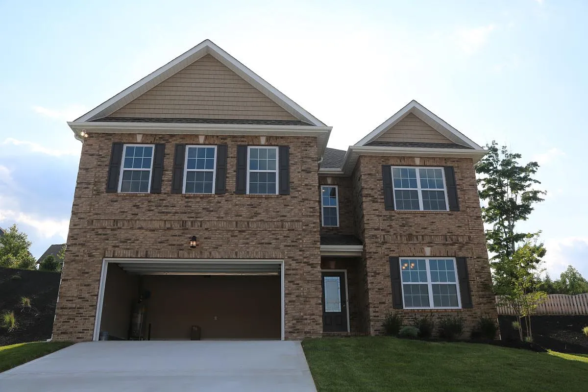 4 bed, 2.5 bath, 3080 sqft, $3,200 — Photo 1