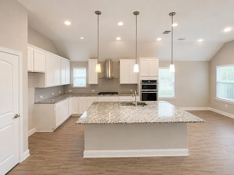 2816 Redbud Ln — Photo 3