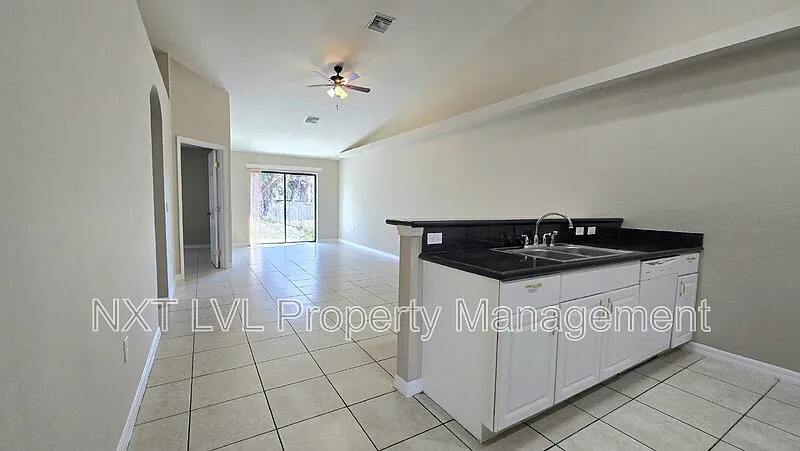 3 bed, 2.0 bath, 1208 sqft, $1,495 — Photo 3