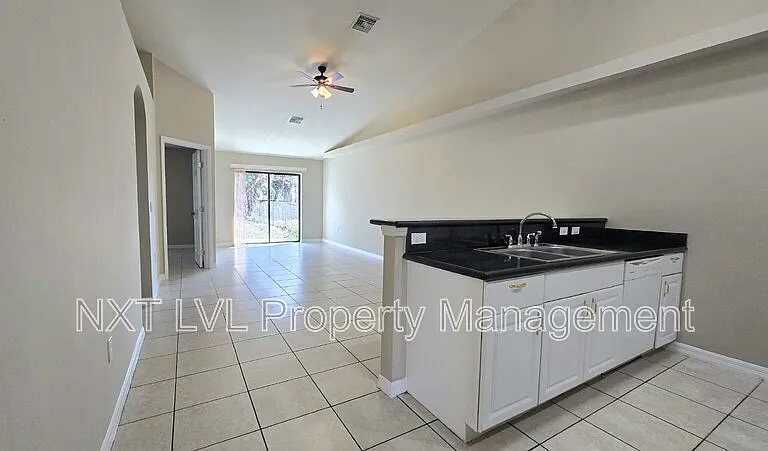 303 NE 24th Ave — Photo 3