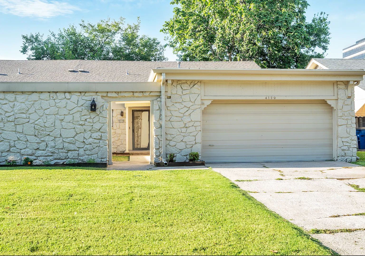 Spacious 3 Bed / 2 Bath Duplex Unit Looking For The Right Residents. Well Maintained. No Pets All... — Photo 1