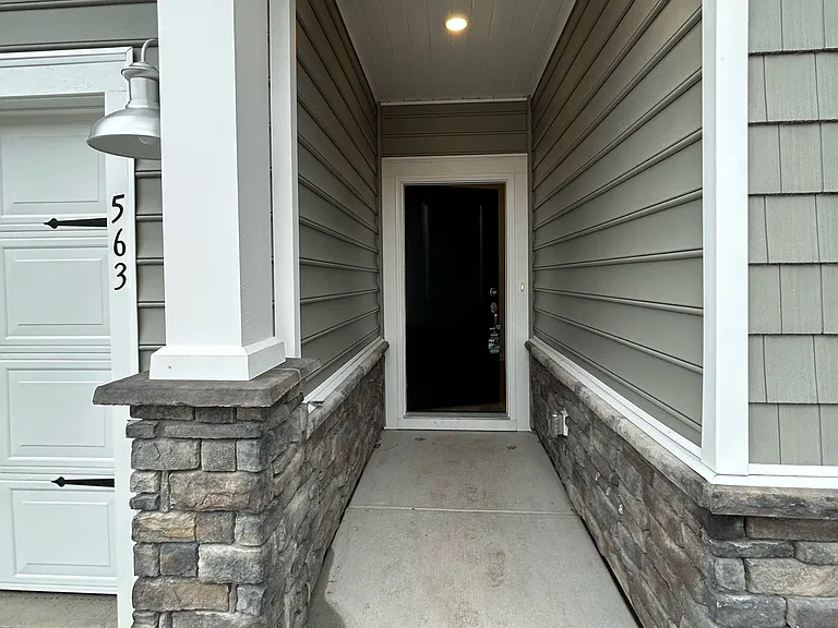 563 Magnolia Terrace Dr — Photo 2