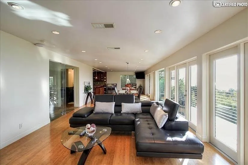 4 bed, 3600 sqft, $10,222 — Photo 4