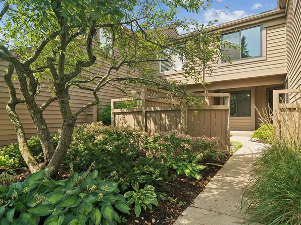 820 Golf Ln, Lake Barrington, IL 60010