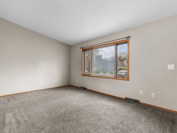 5th image of 1709 Lake Breeze Rd