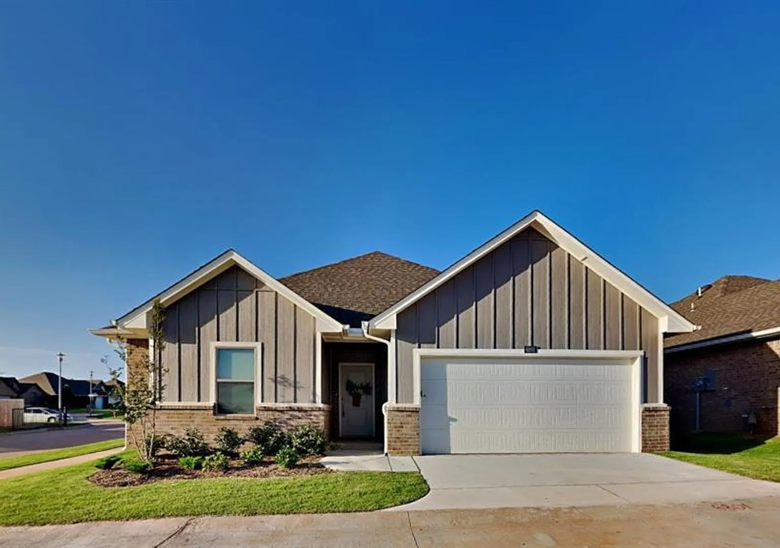 Luxury 3 Bedroom 2 Bathroom Home In 55+ Community In Warr Acres (Lawn Care Included) — Photo 2