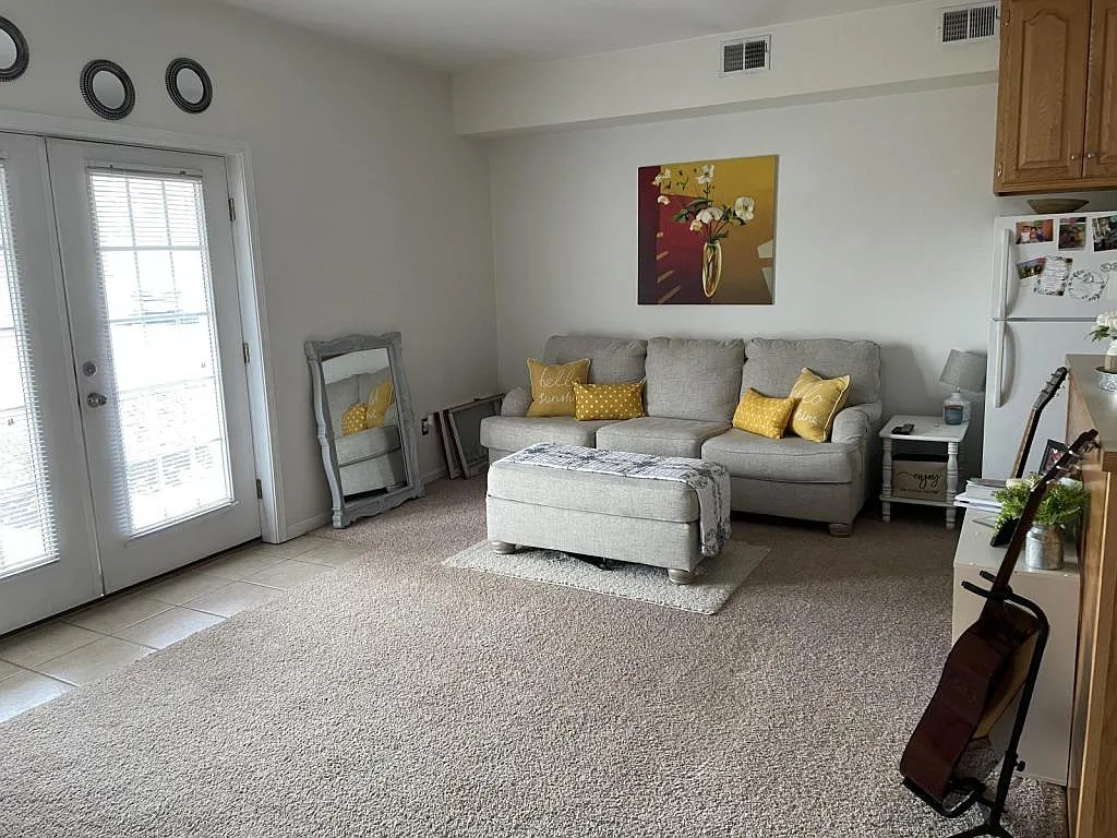 706 Canterbury Dr, Apartment H — Photo 2