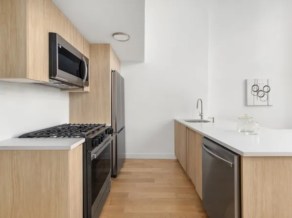 93 Waverly Avenue image 2 of 12