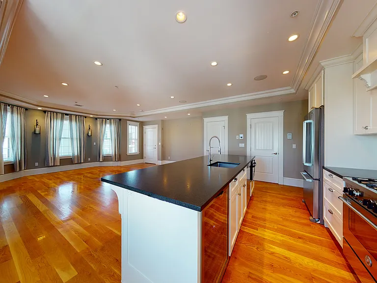 721 E 6th St #4 — Photo 8