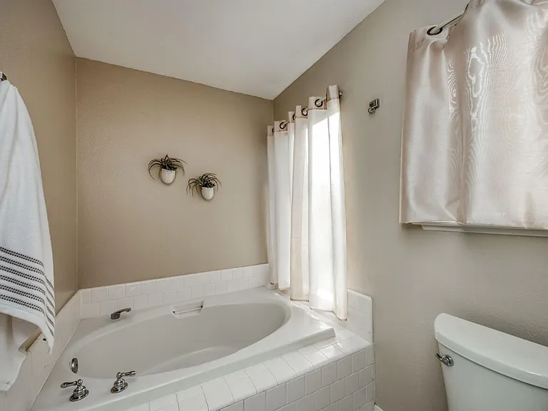 2559 E Dennis Ave — Photo 22