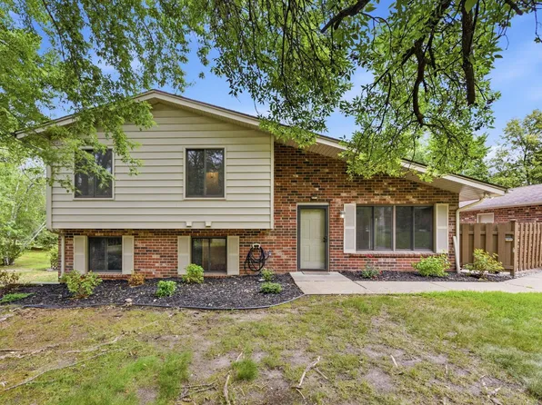 9712 Cimarron Cir, Minnetonka, MN 55305
