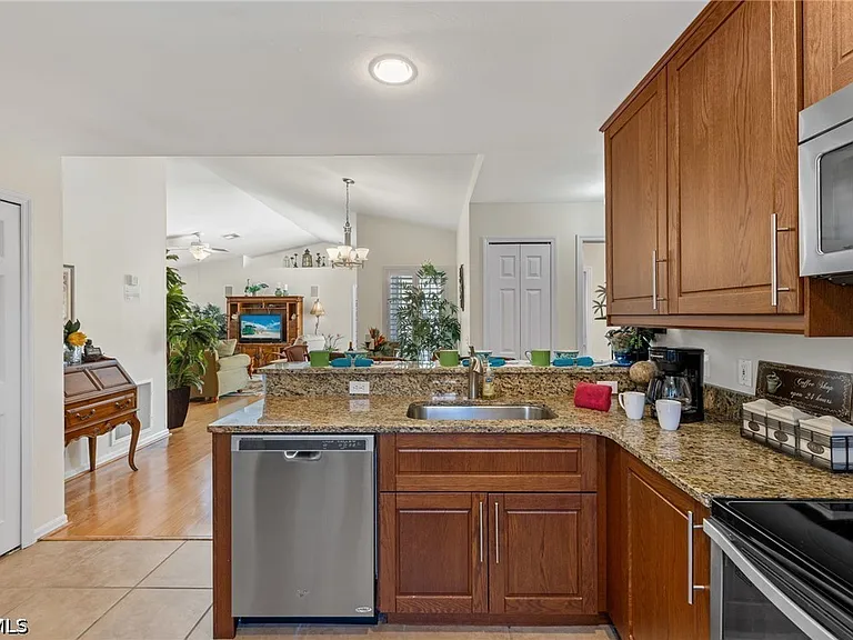 2305 SW 19th Pl — Photo 19