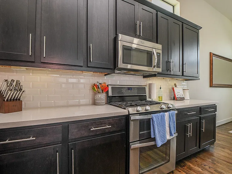 1204 Fowler St — Photo 8