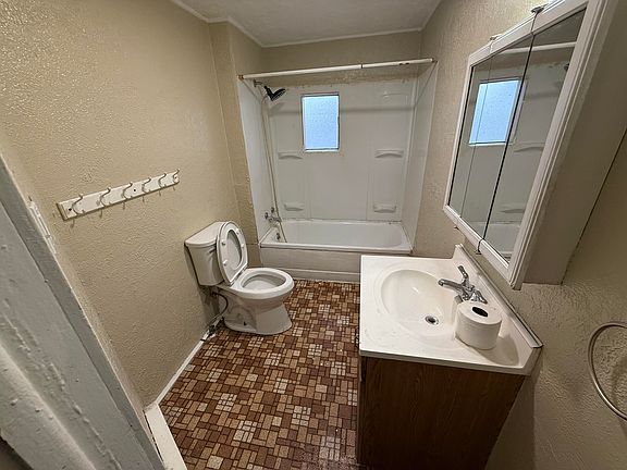 4th image of 1197 Railroad Ave