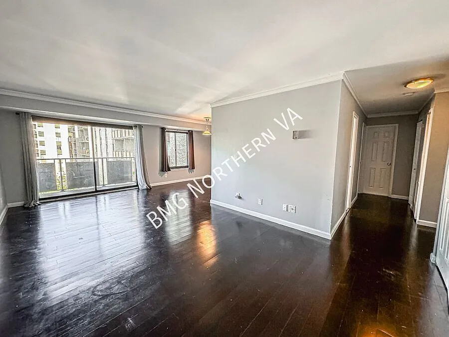 Sun-filled and Modern 2 Bed 2 Bath In Amenity Rich Woodlake Towers — Photo 2