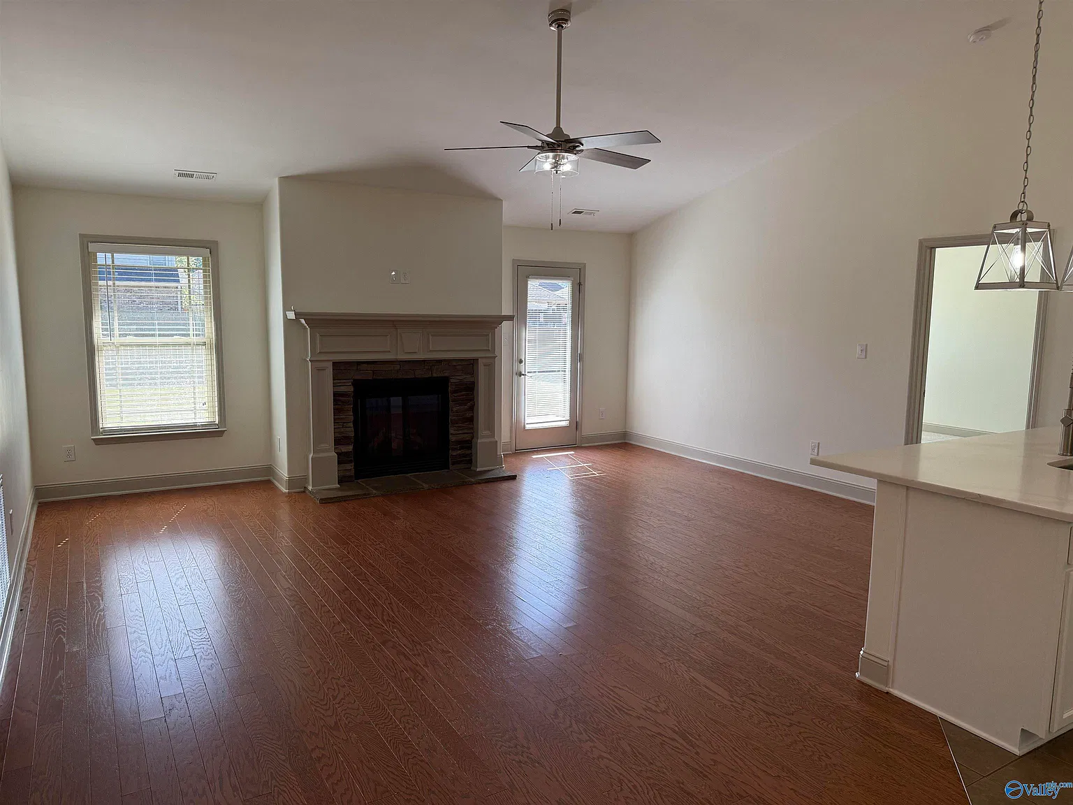 3 bed, 2.0 bath, 1610 sqft, $1,995 — Photo 2