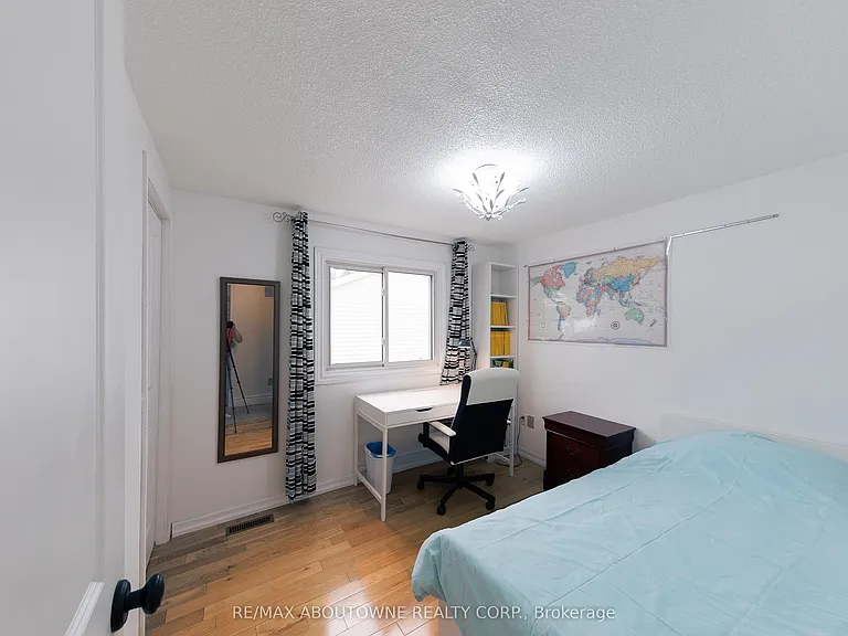 2072 Glenada Cres — Photo 25