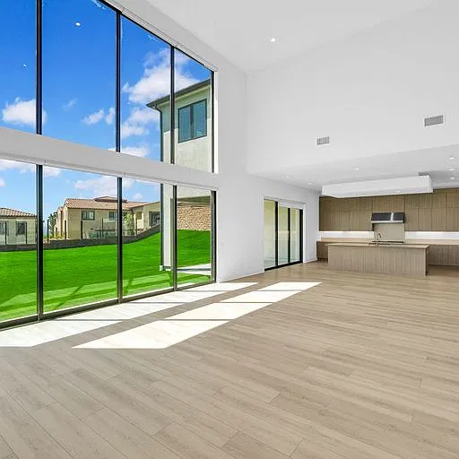 5 bed, 5.5 bath, 5000 sqft, $11,800 — Photo 3