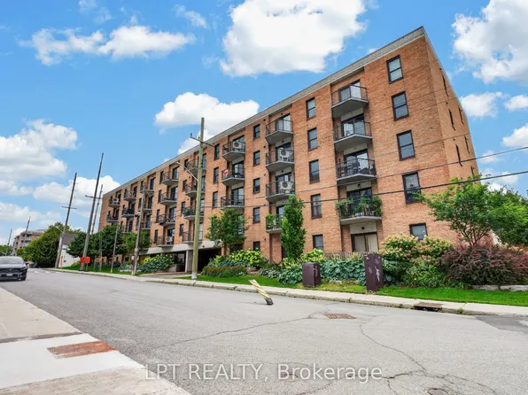 50 Burnside Ave #203, Ottawa, ON K1Y 2M2
