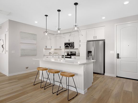 Kitchen with large central island