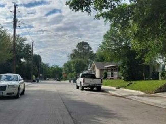 Exterior Neighborhood (street photo)