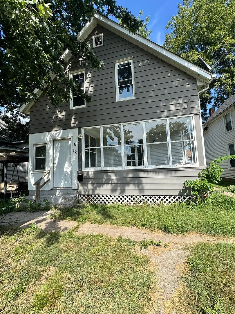 Nice 2 Bedroom 1 Bath House with Garage in Davenport — Photo 1