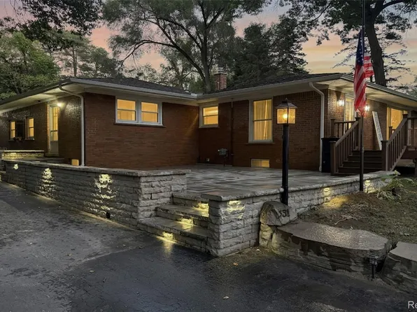 531 Oxbow Lake Rd, White Lake, MI 48386