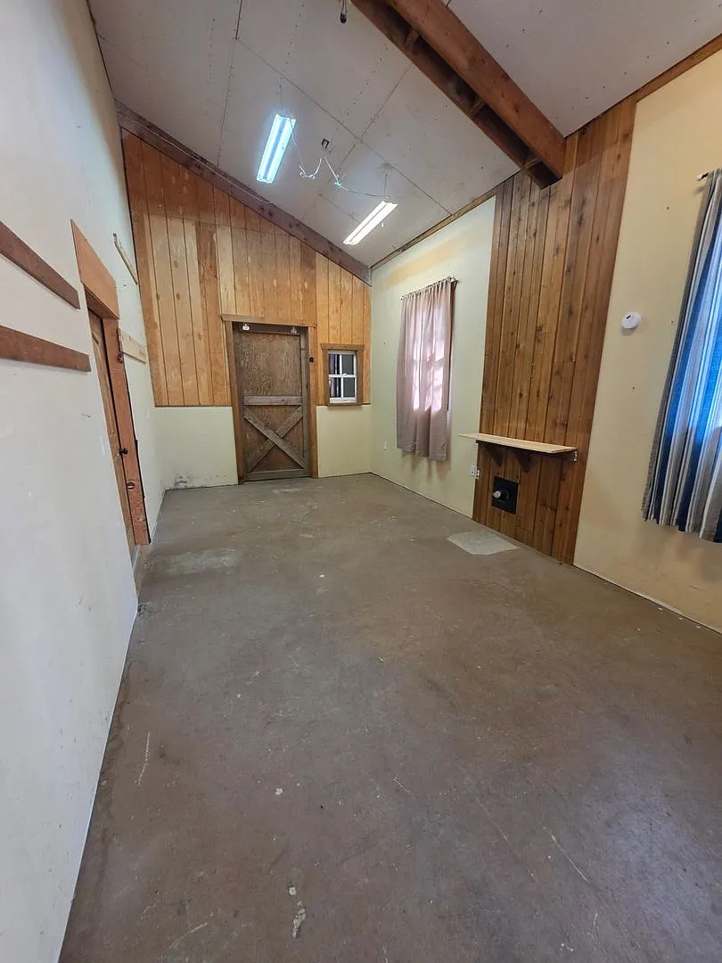 Spacious 3BR Rambler with Large Shop & Office! — Photo 3