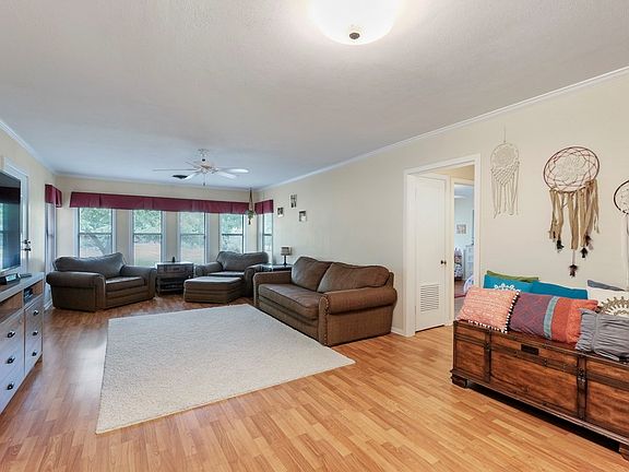 5th image of 522 East Ln