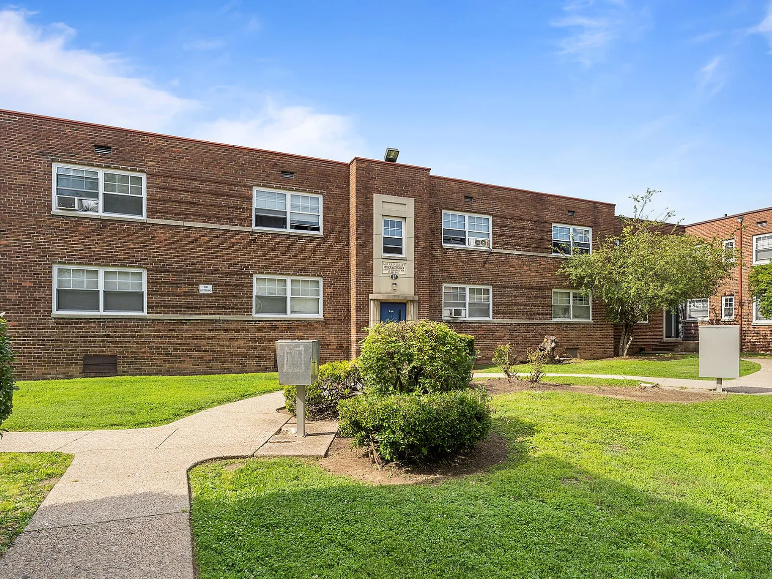 Girard Court Apartments — Photo 2