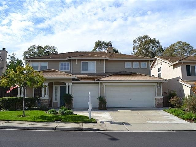 1st image of 319 Oakwood Cir