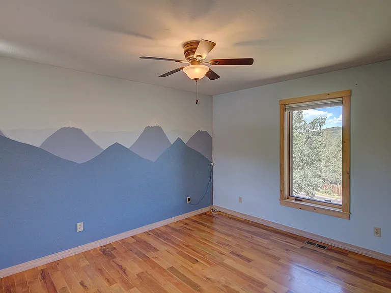 2nd upper bedroom