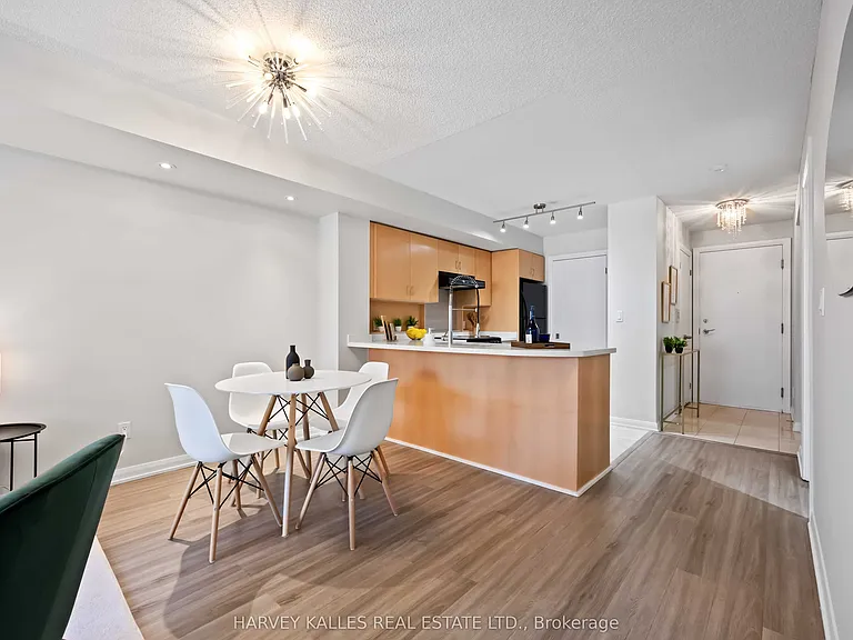 18 Beverley St #416 — Photo 8