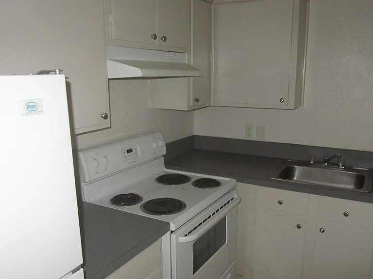 Lions Court Apartments — Photo 17
