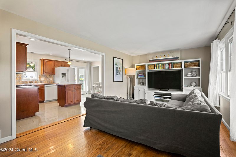 4th image of 52 Brickley Drive