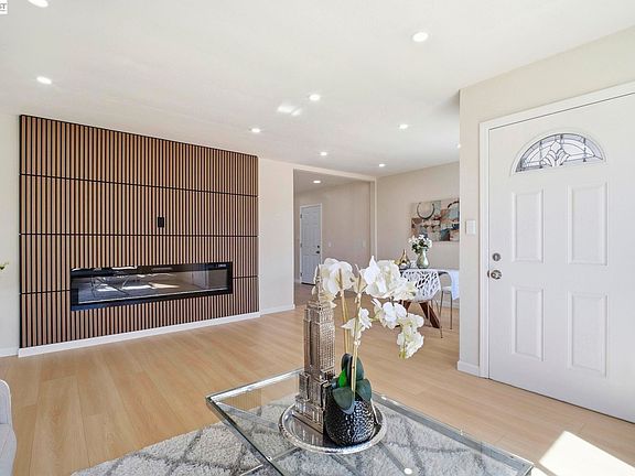 5th image of 937 Neil Way