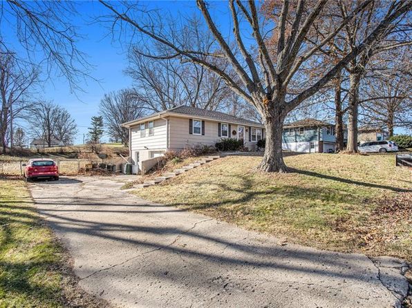 327 Lincoln Dr, Gower, MO 64454