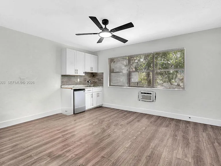 327 NE 55th St #STUDIO — Photo 6