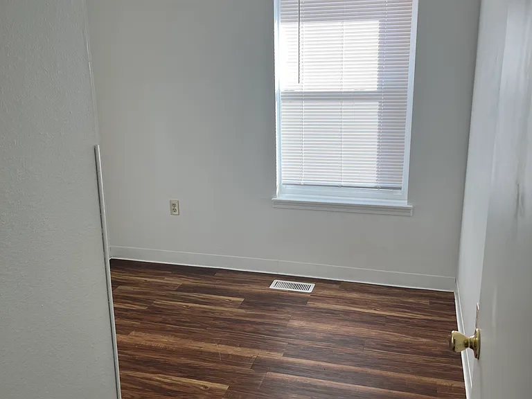 705 8th St #4 — Photo 7