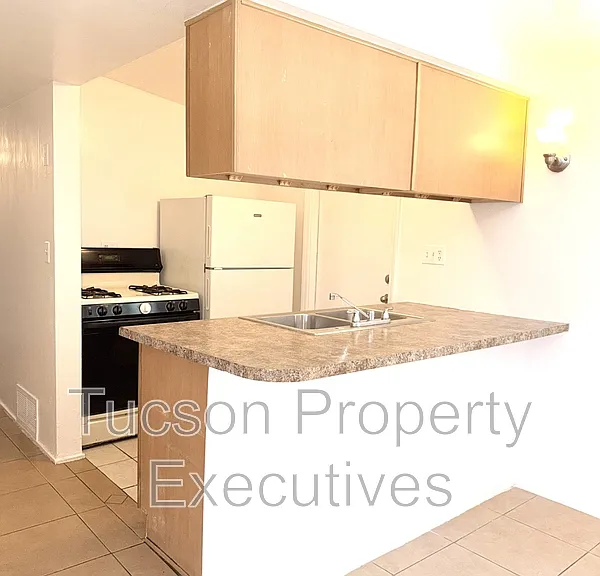 1646 N Beverly Ave — Photo 6