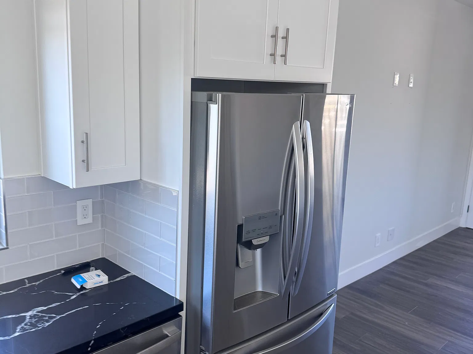2 bed, 892 sqft, $3,700 — Photo 3