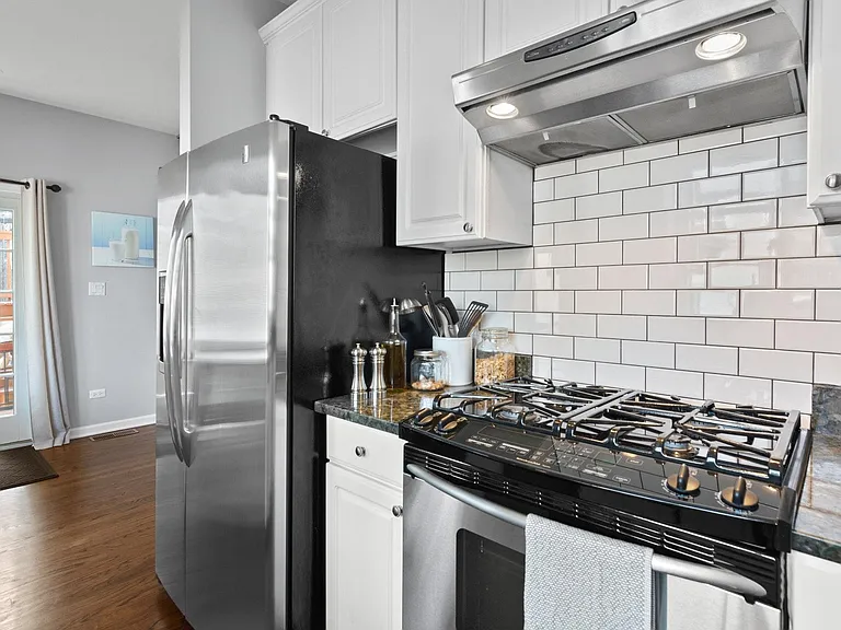 1616 W Altgeld St — Photo 18
