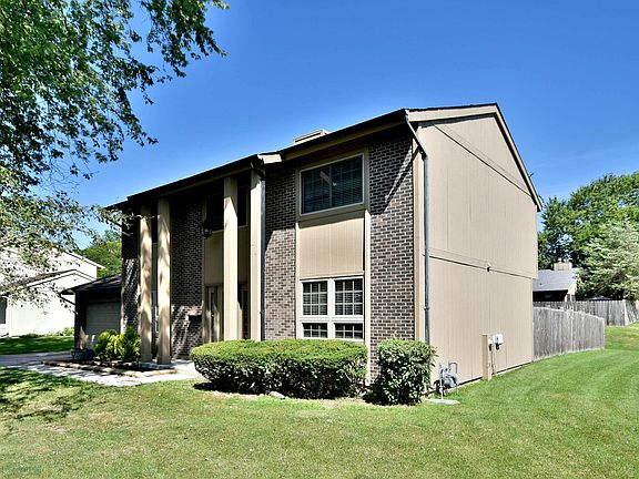 3rd image of 626 Lakeview Ct
